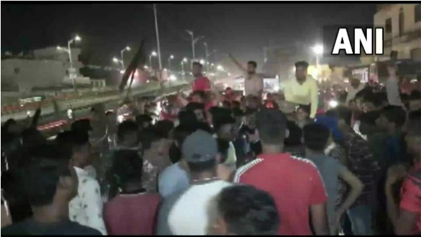 తోపులాట.. 