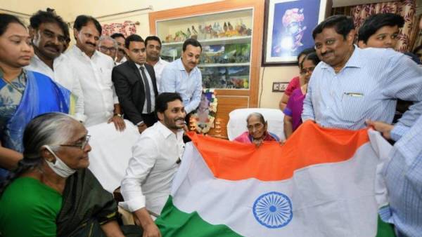 సీఎం క్యాంప్ ఆఫీస్లో.. సీఎం క్యాంప్ ఆఫీస్లో..