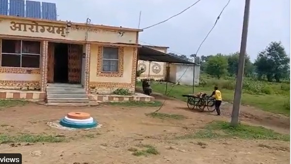 తోపుడు బండిపై తీసుకెళ్లి..