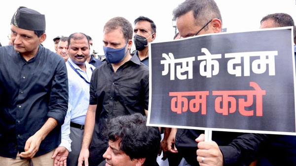 rahul gandhi, priyanka and congress seniors detained after congress protests in delhi rahul gandhi, priyanka and congress seniors detained after congress protests in delhi