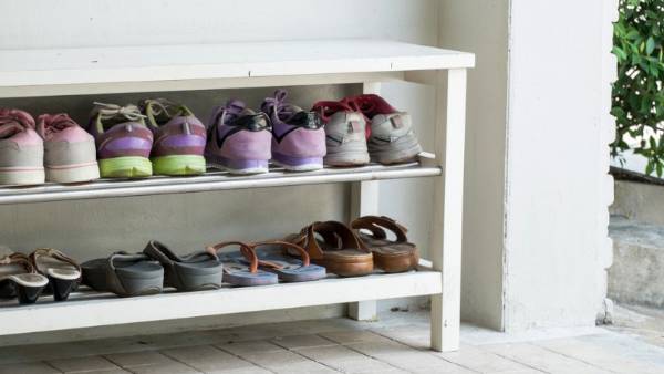 ప్రధాన ద్వారానికి దగ్గరగా చెప్పులు పెట్టటం మంచిదేనా?