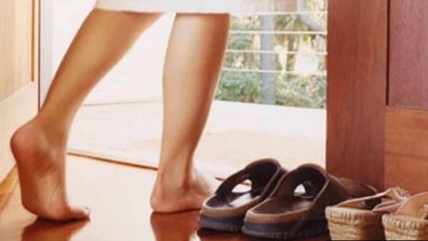  చెప్పులను ఎప్పుడూ ఈ దిశలోనే పెట్టాలి