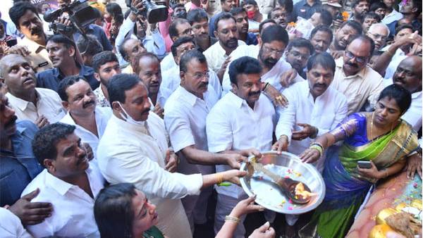 లక్షలాదిగా తరలివస్తున్న భక్తులు