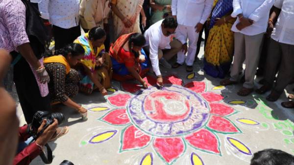 ముగ్గులేసిన మంత్రి ఎర్రబెల్లి దయాకర్ రావు