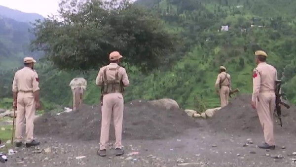  టెర్రరిస్ట్ లు కంచె దాటే యత్నం .. ఎదురుకాల్పులు.. ఇద్దరు ఉగ్రవాదులు హతం 