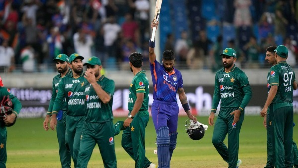 జెండా తీసుకోవడానికి నిరాకరణ.. జెండా తీసుకోవడానికి నిరాకరణ..