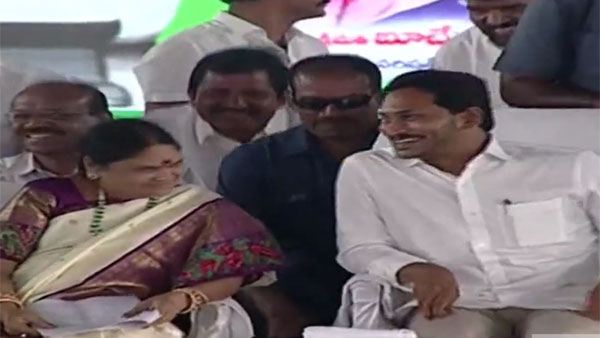 An interesting scene in CM Jagan Chimakurti public meeting, became Viral An interesting scene in CM Jagan Chimakurti public meeting, became Viral