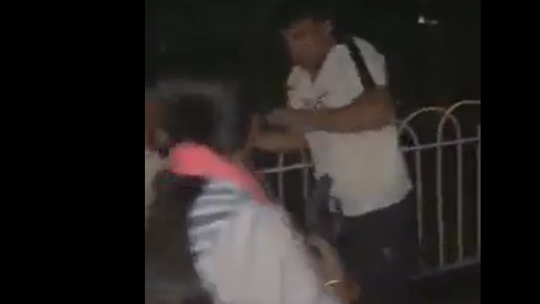 భార్యకు తియ్యటి మాటలు చెబుతున్న పొలిటికల్ లీడర్ భార్యకు తియ్యటి మాటలు చెబుతున్న పొలిటికల్ లీడర్