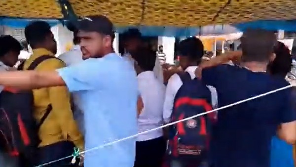 1,01,000 ఉచిత పానీపూరీల పంపిణీ చేసి ఆడపిల్లలపై సందేశం ఇచ్చిన తండ్రి 1,01,000 ఉచిత పానీపూరీల పంపిణీ చేసి ఆడపిల్లలపై సందేశం ఇచ్చిన తండ్రి