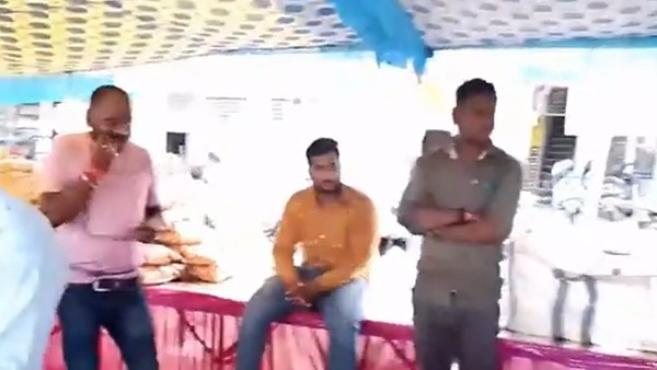 31 స్టాల్స్ లో ఉచితంగా పానీపూరీల పంపిణీ 31 స్టాల్స్ లో ఉచితంగా పానీపూరీల పంపిణీ