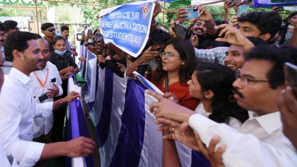 ys jagan awards microsoft certificates to students in vizag,says new chapter in softskills