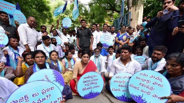 తెలంగాణా నీటిపారుదల శాఖ కార్యాలయం ముందు వైఎస్ షర్మిల ధర్నా తెలంగాణా నీటిపారుదల శాఖ కార్యాలయం ముందు వైఎస్ షర్మిల ధర్నా