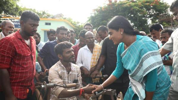కెసిఆర్ మాటల గారడీతో ప్రజలను మోసం చేస్తున్నారు 