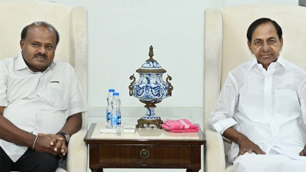 కేసీఆర్ కేంద్రంగా దేశ రాజకీయాల్లో చర్చ