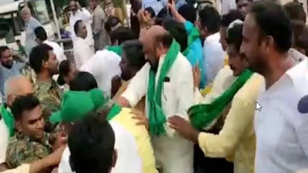 ఎమ్మెల్యే నివాసం వైపు వెళ్లొద్దంటూ రైతులకు పోలీసులు ఎమ్మెల్యే నివాసం వైపు వెళ్లొద్దంటూ రైతులకు పోలీసులు