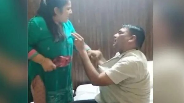  భర్తను చెప్పుతో కొట్టిన భార్య