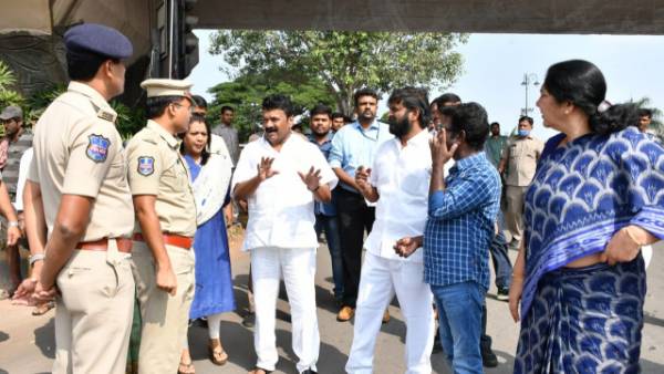 ఆందోళనలు.. తలసాని ఎంట్రీ