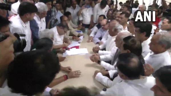 మల్లిఖార్జున ఖర్గేకు నాయకుల మద్దతు, గాంధీలు కూడా?