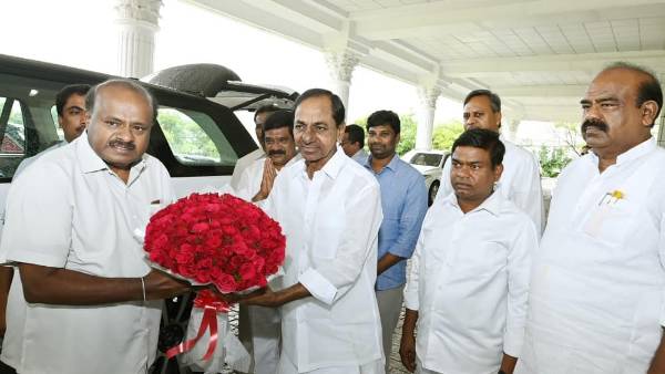 జాతీయ రాజకీయాల్లోకి రావాలంటూ కేసీఆర్‌పై పెరుగుతున్న ఒత్తిడి