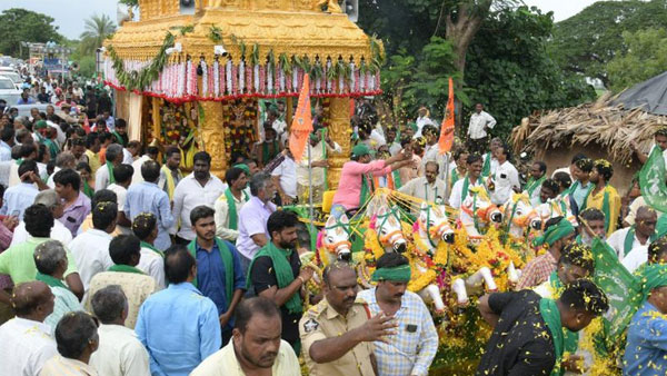 అమరావతి రైతులు కాదు రియల్ ఎస్టేట్ మేళం..