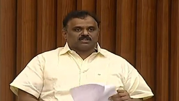  డైనమిక్ లేడి మంత్రి సమాధానం ఇవ్వాలంటూ.. 