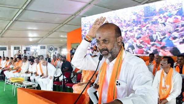 రెండు నెలల్లో అనేక ఫుడ్ పాయిజన్ ఘటనలు .. తెలంగాణా ప్రభుత్వాన్ని టార్గెట్ చేసిన బండి రెండు నెలల్లో అనేక ఫుడ్ పాయిజన్ ఘటనలు .. తెలంగాణా ప్రభుత్వాన్ని టార్గెట్ చేసిన బండి