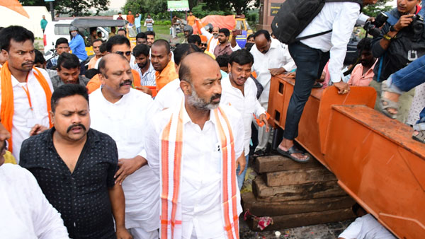 గణేష్ నిమజ్జనంలో ప్రతిష్టంభన..