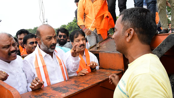 మంత్రులు సినీ నటులను మరిపించేలా నటిస్తున్నారు..