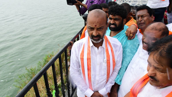 హడావిడిగా ఏర్పాట్లు..