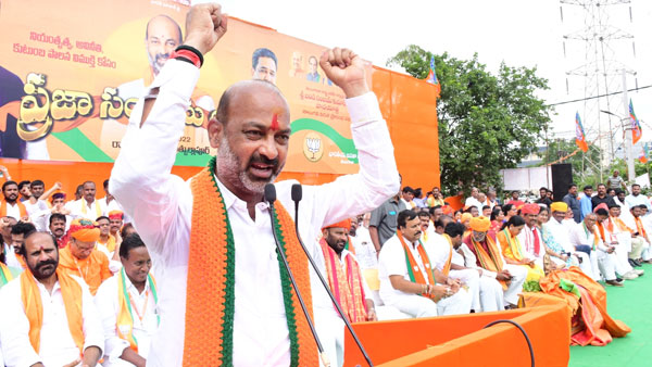 ముగ్గురి కబంధ హస్తాలలో బందీ అయి రోదిస్తున్న తెలంగాణా విముక్తికి ప్రజా సంగ్రామ యాత్ర ముగ్గురి కబంధ హస్తాలలో బందీ అయి రోదిస్తున్న తెలంగాణా విముక్తికి ప్రజా సంగ్రామ యాత్ర