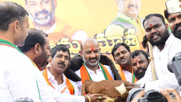 కేసీఆర్ ను చూసి దేశమంతా నవ్వుతున్నారు కేసీఆర్ ను చూసి దేశమంతా నవ్వుతున్నారు