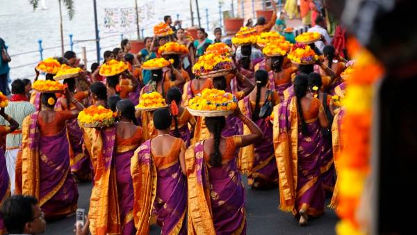 బతుకమ్మ ఆడుతున్న భార్యను హతమార్చిన భర్త