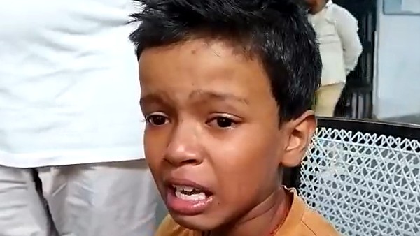 అమ్మ కొడుతుందని పోలీస్ స్టేషన్ లో ఫిర్యాదు చేసిన బుడతడు అమ్మ కొడుతుందని పోలీస్ స్టేషన్ లో ఫిర్యాదు చేసిన బుడతడు