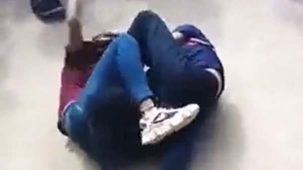A video of two young women beating each other is going viral on social media A video of two young women beating each other is going viral on social media