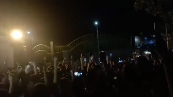 బాత్రూంలో స్నానం చేస్తున్న వీడియో