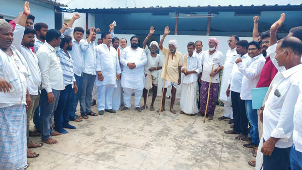 మునుగోడులో కాంగ్రెస్ పార్టీ ఇంటింటి ప్రచారం.. చార్జిషీటు వేసిన కాంగ్రెస్