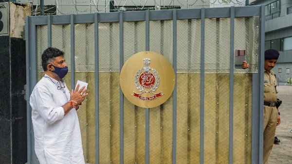 ఐటీ అధికారుల దెబ్బ