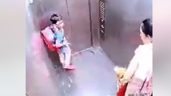 సీసీటీవీ ఫుటేజ్ చూసిన తల్లిదండ్రులు షాక్.. మహిళపై ఫిర్యాదు సీసీటీవీ ఫుటేజ్ చూసిన తల్లిదండ్రులు షాక్.. మహిళపై ఫిర్యాదు