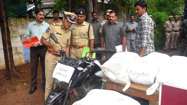 అంతరాష్ట్ర గంజాయి స్మగ్లింగ్ కు పాల్పడుతున్న గ్యాంగ్ అరెస్ట్ అంతరాష్ట్ర గంజాయి స్మగ్లింగ్ కు పాల్పడుతున్న గ్యాంగ్ అరెస్ట్