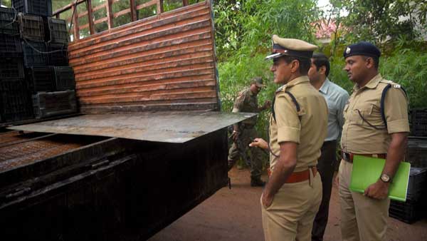 సినీ ఫక్కీలో.. గంజాయి వాహనానికి ఎస్కార్ట్.. పోలీసులకు పట్టుబడకుండా పక్కా స్కెచ్ సినీ ఫక్కీలో.. గంజాయి వాహనానికి ఎస్కార్ట్.. పోలీసులకు పట్టుబడకుండా పక్కా స్కెచ్