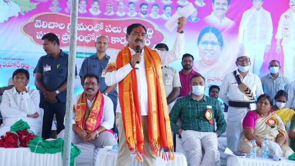 పేదల గురించి ఆలోచించే ఎన్టీఆర్ , కేసీఆర్ లే తనకు ఇష్టం అన్న ఎర్రబెల్లి 