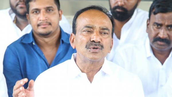 టీఆర్ఎస్ చేతికి చిక్కిన ఇద్దరూ టీఆర్ఎస్ చేతికి చిక్కిన ఇద్దరూ