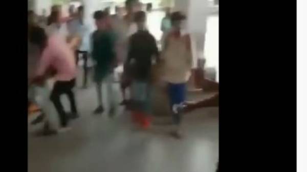 బస్టాండ్ లో ప్రయాణీకులను భయభ్రాంతులకు గురి చేస్తూ దాడి బస్టాండ్ లో ప్రయాణీకులను భయభ్రాంతులకు గురి చేస్తూ దాడి