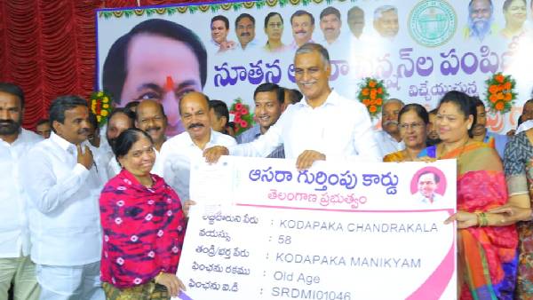 సంగారెడ్డిలో పెన్షన్ల పంపిణీ.. ప్రభుత్వ పధకాలను ప్రశంసించిన మంత్రి హరీష్