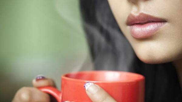 అతిగా వేడినీళ్ళు తాగితే అనేక నష్టాలు అతిగా వేడినీళ్ళు తాగితే అనేక నష్టాలు