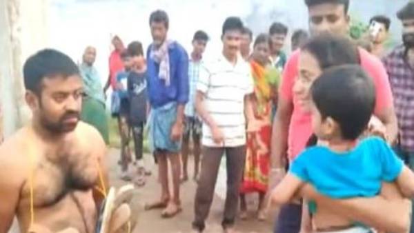 కరెంట్ పోల్ కు కట్టేసి చెప్పుల దండేసి చెప్పుతో కొట్టిన భార్య