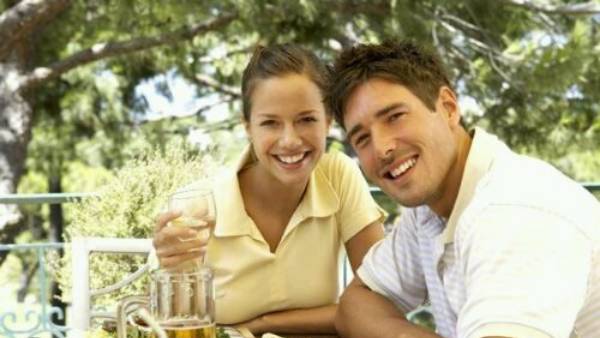 భార్యాభర్తలు ఒకే ప్లేటులో భోజనం చెయ్యటం వారి మధ్య ప్రేమకు ప్రతీక