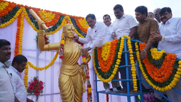 నిజాం రజాకార్లను, దేశ్ ముఖ్ లను ఎదిరించిన ధైర్యశాలి చాకలి ఐలమ్మ