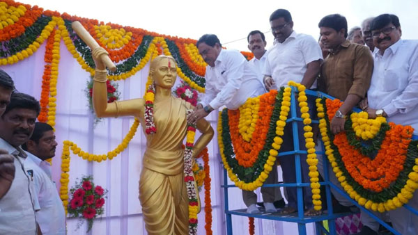 తన పొలాన్ని స్వాధీనం చేసుకోవటానికి ప్రయత్నించిన దేశ్ ముఖ్ ను తిప్పికొట్టిన ఐలమ్మ