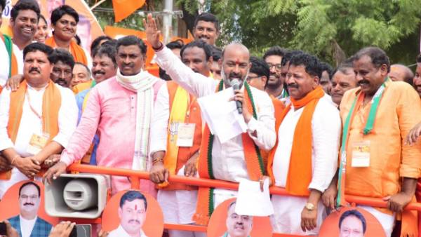  కేసీఆర్ అభినవ అంబేడ్కరా..?కలెక్టర్ కు సిగ్గుండాలన్న బండి సంజయ్